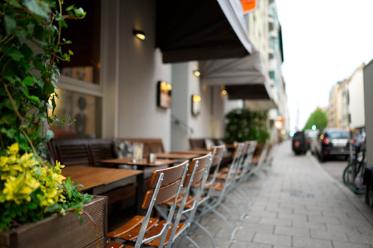 Au&szlig;eneinrichtung (St&uuml;hle) in einem Caf&eacute;