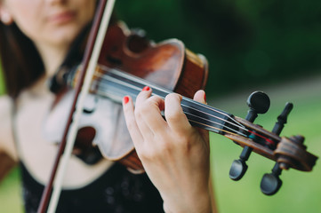 The girl plays the violin. hands close up