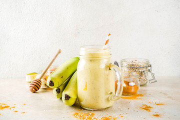 Smoothie with banana, oatmeal and turmeric