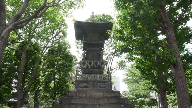 A big Japanese statue in a park in the middle of Tokyo