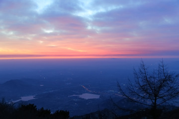Fototapeta na wymiar Sunrise view of mount tai. The direction of the mountains.The morning glow of sunrise.Clouds surge, colorful clouds at sunrise.The sunrise on the horizon.Overlooking the city and the lake