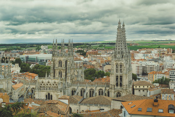Fototapeta na wymiar Catedral y ciudad de Burgos un día nublado