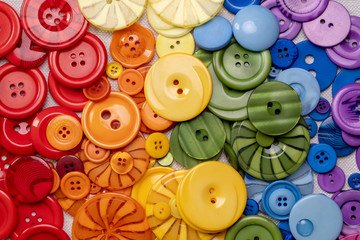 Bunte Knöpfe in den Farben des Regenbogens