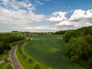 Fototapeta premium Eine Straße und eine kleine Ortschaft in der Eifel