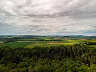 Blick über die Wälder und Felder der Eifel aus der Luft