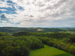 Blick über die Wälder der Eifel aus der Luft