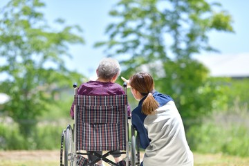 老人介護施設・初夏を楽しむ母
