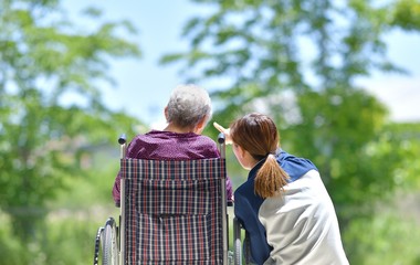 老人介護施設・初夏を楽しむ母