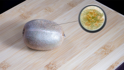 Primo piano e Macro di un Kiwi verde posizionato su un tavolo da cucina di legno