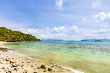 Obraz premium White sand and blue sky in tropical beach in Koh Wai island, Trat province,Thailand