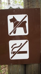 わかりやすい絵だけの茶色看板、日本山梨県