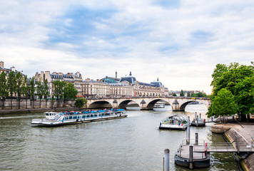 Fototapeta na wymiar 世界遺産　パリのセーヌ河岸