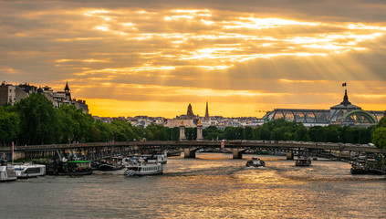パリ　セーヌ川　夕景