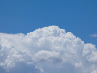 Fototapeta na wymiar Nubes sobre Cielo azul, fotografía realizada en primavera