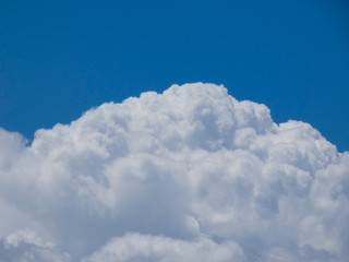 Naklejka na ściany i meble Nubes sobre Cielo azul, fotografía realizada en primavera