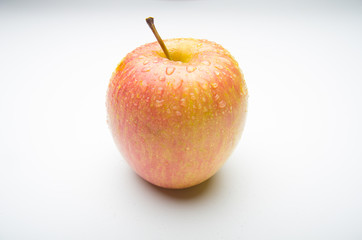 Manzana fresca y sana llena de gotas de agua