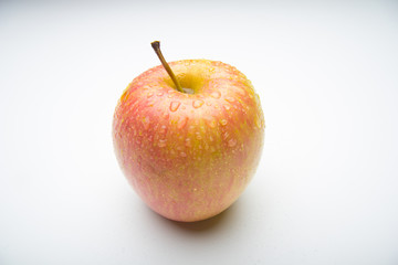 Manzana fresca y sana llena de gotas de agua