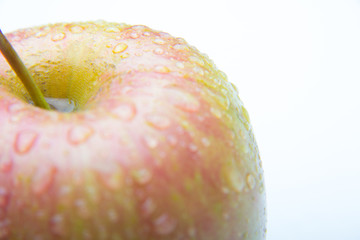 Manzana fresca y sana llena de gotas de agua