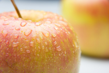 Manzana fresca y sana llena de gotas de agua