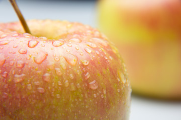 Manzana fresca y sana llena de gotas de agua