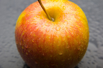 Manzana fresca y sana llena de gotas de agua