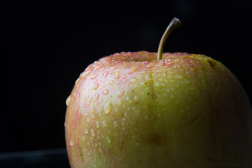 Manzana fresca y sana llena de gotas de agua