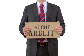 Geschäftsmann sucht mit Pappschild nach Arbeit