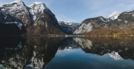 Fototapeta na wymiar Hallstatt lake (Hallstätter See) reflection