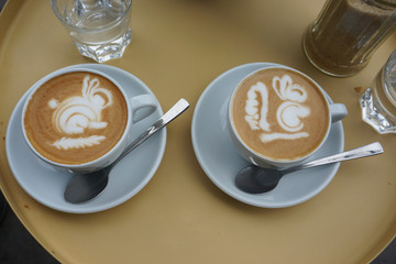 Hase und Eichhörnchen als Milchschaum Dekor auf Cappuccino