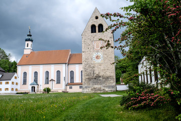 Fototapeta na wymiar Klosterkirche Wessobrunn mit Wehrturm