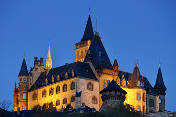 Fototapeta na wymiar das abendliche Schloss in Wernigerode im Harz,Sachsen-Anhalt,Deutschland