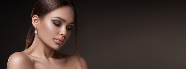 Beauty portrait of model with natural make-up. Fashion shiny highlighter on skin, sexy gloss lips make-up - obrazy, fototapety, plakaty