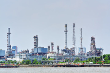Obraz premium Large Oil Refinery Plant by the River
