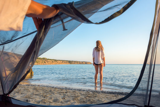 Couple ejoying the sunrise by the sae