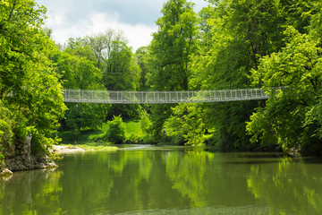 Fototapeta na wymiar Hängebrücke über die Donau bei Inzigkofen im Oberen Donautal