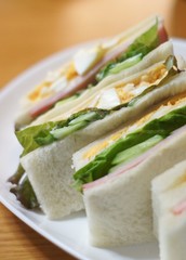 カットされたハムサンド