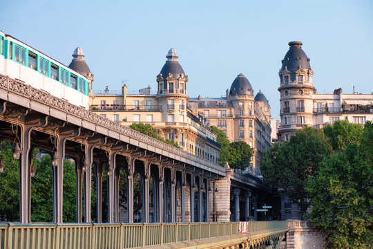 Métro Paris on Pont de Bir-Hakeim