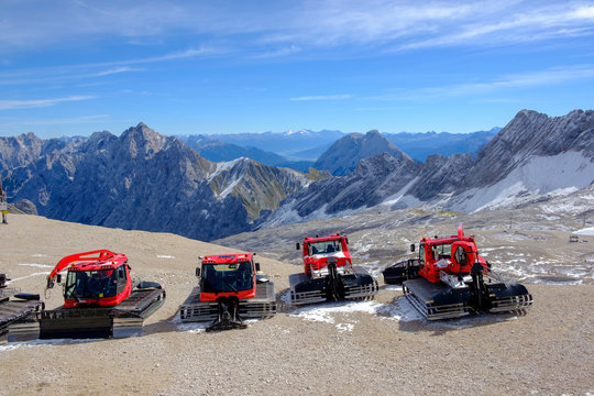 Germany, Bavaria, Alps, Zugspitze, snow groomers at Zugspitzplatt