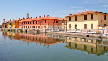 Obraz premium palazzi colorati a gaggiano in italia, colored buildings in gaggiano village in italy