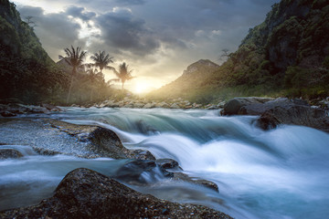 Wilder Fluss in paradiesischer Landschaft
