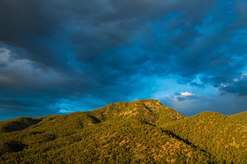 Obraz premium Piękne wieczorne niebo nad szczytem górskim otoczonym lasem jałowcowo-sosnowym - góry Sangre de Cristo w pobliżu Santa Fe w Nowym Meksyku