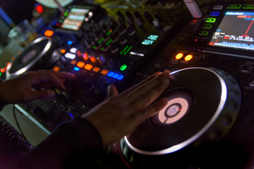 dj mezclando musica electronica en discoteca 