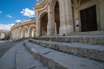 Obraz premium Church of San Antonio in Aranjuez, Madrid, Spain. Stone arches and walkway linked to the Palace of Aranjuez