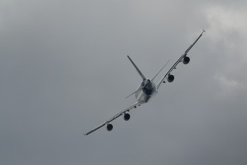 avion de ligne ciel gris