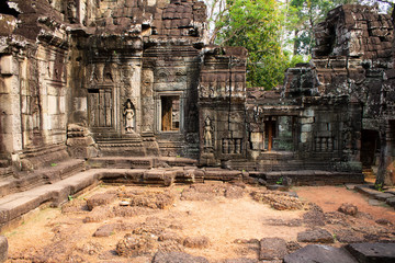 Fototapeta na wymiar ruins of the temple in angkor cambodia