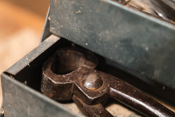 pince en métal dans une vielle boite à outil