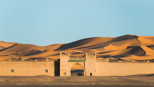 Ancient arch to the desert