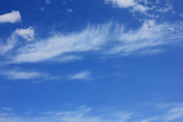 Obraz premium Blue sky background with tiny clouds on sunny day 