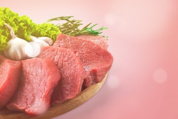 Slices of raw meat with lettuce and garlic