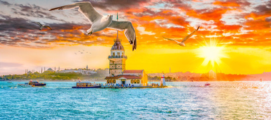 Obraz premium Maiden's Tower in istanbul, Turkey (KIZ KULESI - USKUDAR)